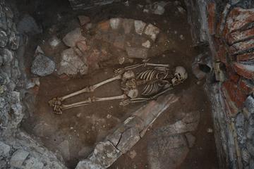 An adult individual buried during Late Antiquity within the villa baths (photo: S. Sedlbauer)